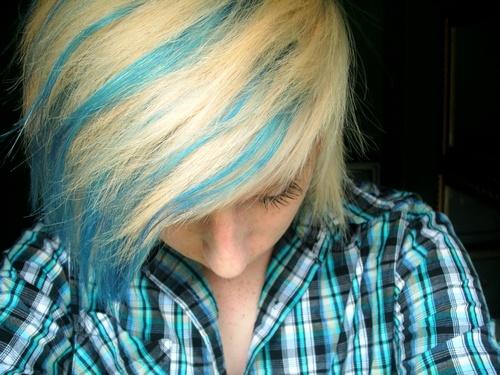 Blue hair streaks for short hair: inspiration for men - wide 2